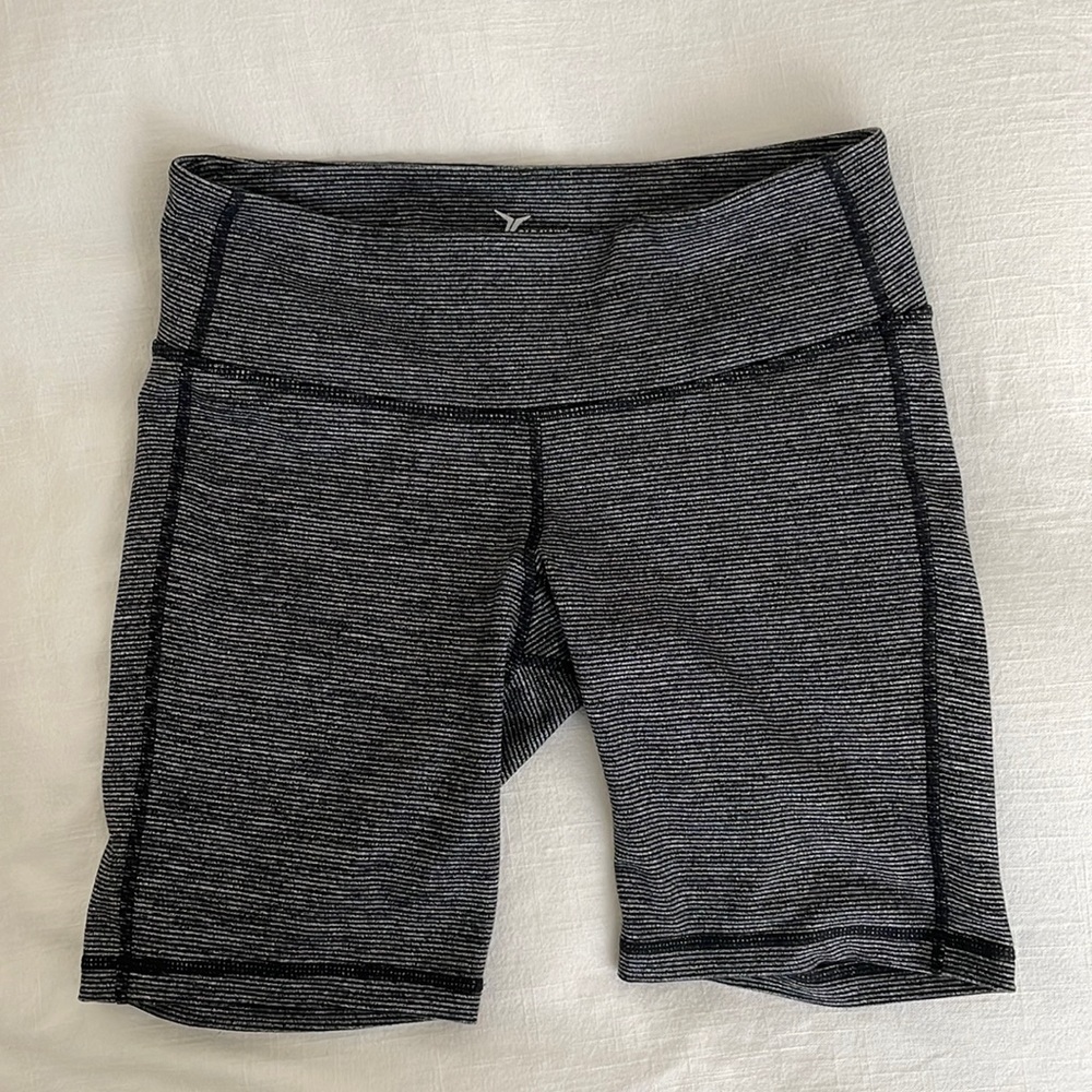 Old navy women’s black & gray striped biker shorts size M